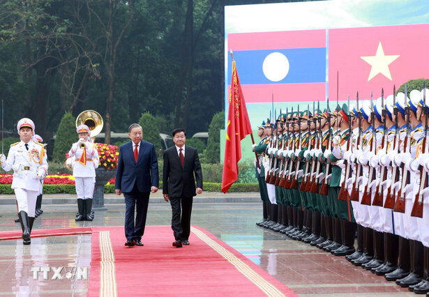 General Secretary To Lam and General Secretary, President of Laos Thongloun Sisoulith approve the Honorary Team of the Vietnam People's Army. Photo: VNA