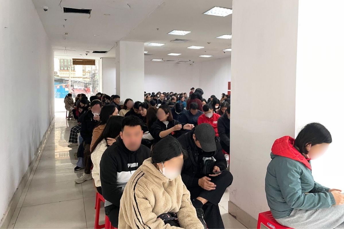 The waiting room at a gold business store is always crowded, the number of people coming in and out is bustling despite the breakthrough gold price. Photo: Ha Linh