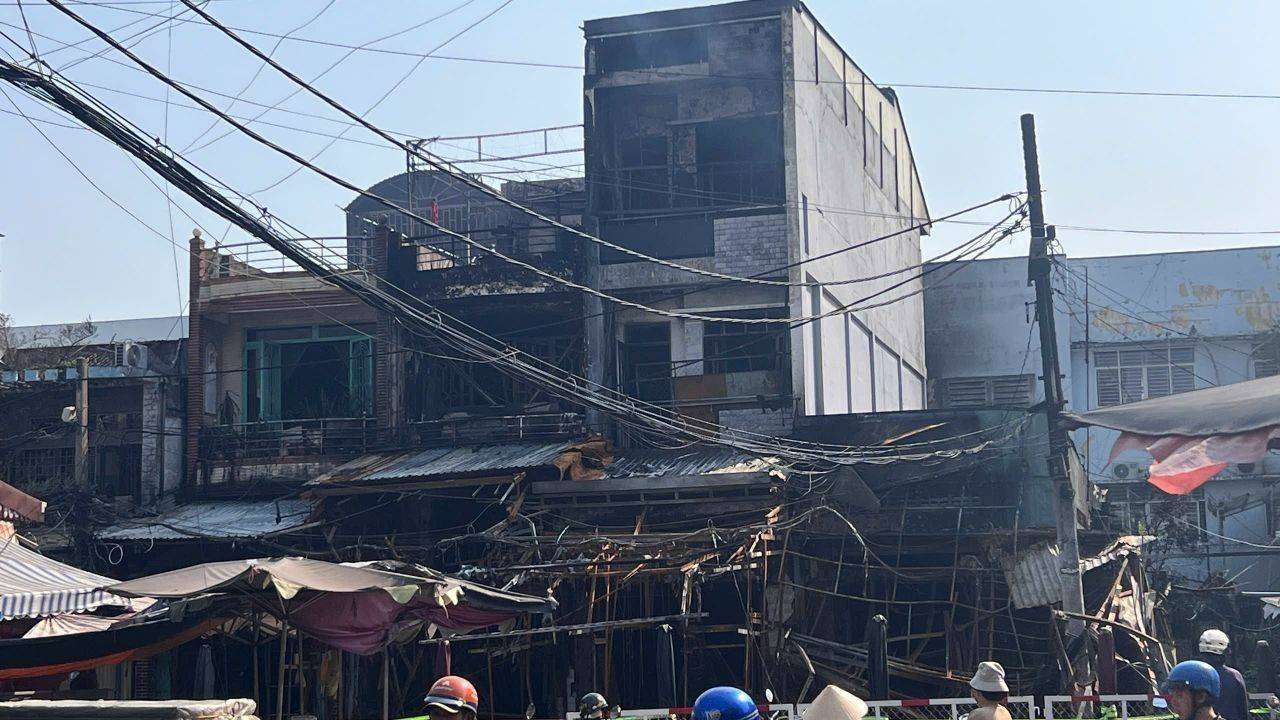 Scene of the fire at 4 houses. Photo: Anh Tu