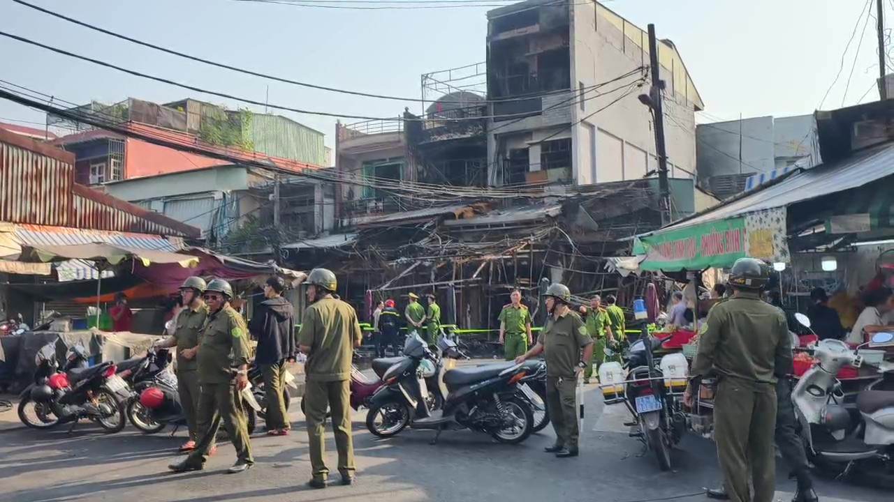 Luc luong chuc nang van dang phong toa hien truong de dieu tra nguyen nhan vu chay. Anh: Anh Tu