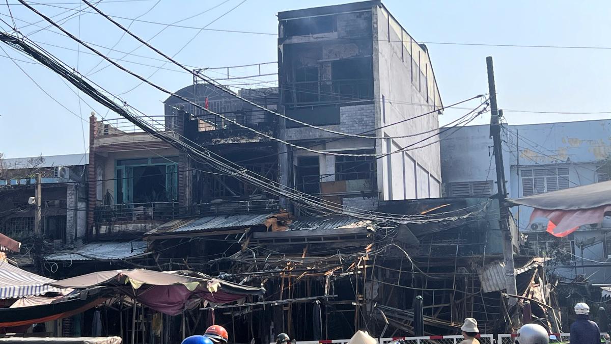 Hien truong cac can nha bi chay. Anh: Anh Tu