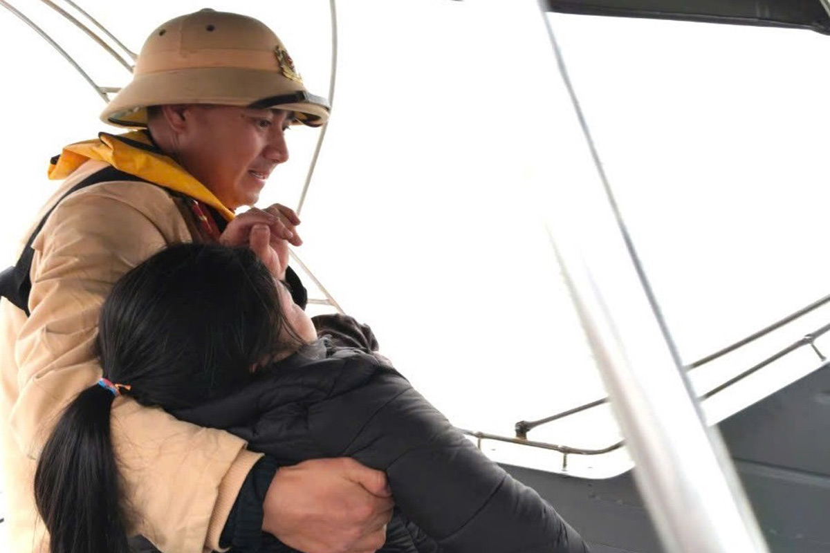 Officers and soldiers of the Riverine Police Team (Traffic Police Department, Quang Ninh Provincial Police) brought the victim ashore for timely emergency treatment. Photo: An Nhien