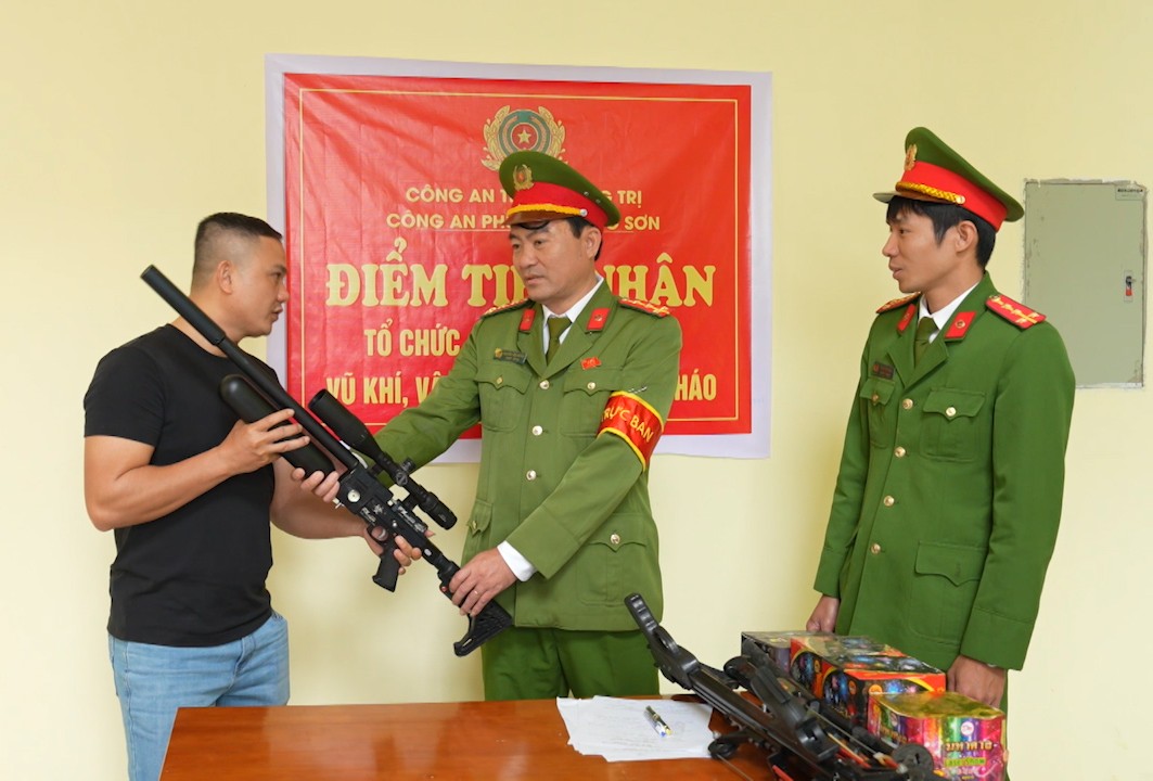 Dong Son Ward Police receive weapons from people voluntarily handing over to prevent and stop illegal acts. Photo: Thanh Trung.