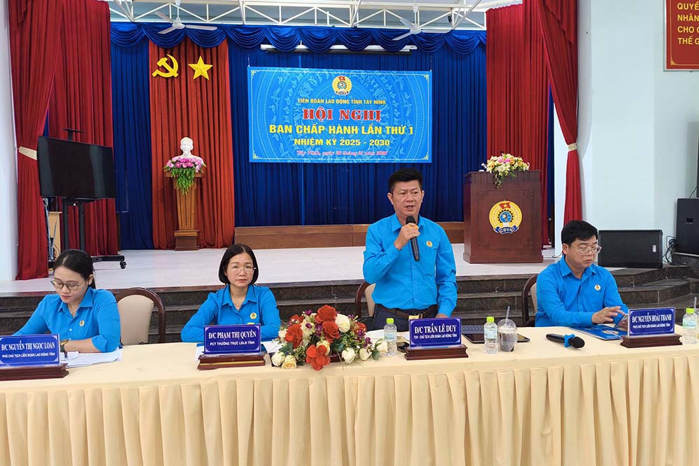 Mr. Tran Le Duy - Vice Chairman of the Provincial Vietnam Fatherland Front Committee, Chairman of Tay Ninh Provincial Labor Federation - spoke at the Conference. Photo: Tay Ninh Provincial Labor Federation