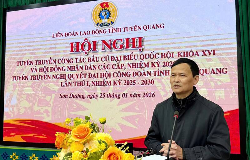 찌에우따이퐁 뚜옌꽝성 노동연맹 위원장이 회의에서 연설하고 있습니다. 사진: 비엣박