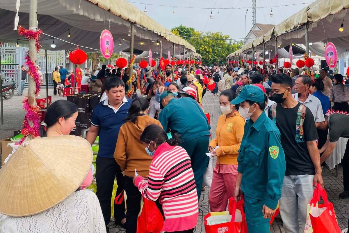 The 0 VND market brings Tet gifts to disadvantaged people. Photo: CDNT