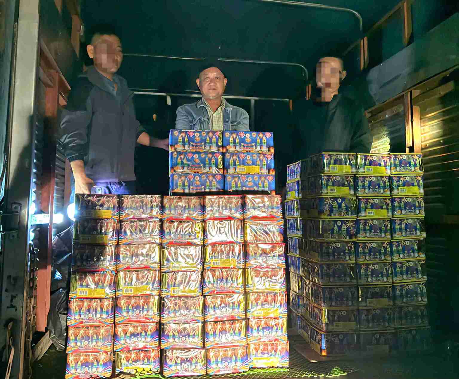 Đối tượng Tôn Long Mỵ (51 tuổi) bị Công an Lâm Đồng bắt giữ khi đang vận chuyển 150 khối pháo nổ, tổng khối lượng hơn 280kg. Ảnh: Công an cung cấp 