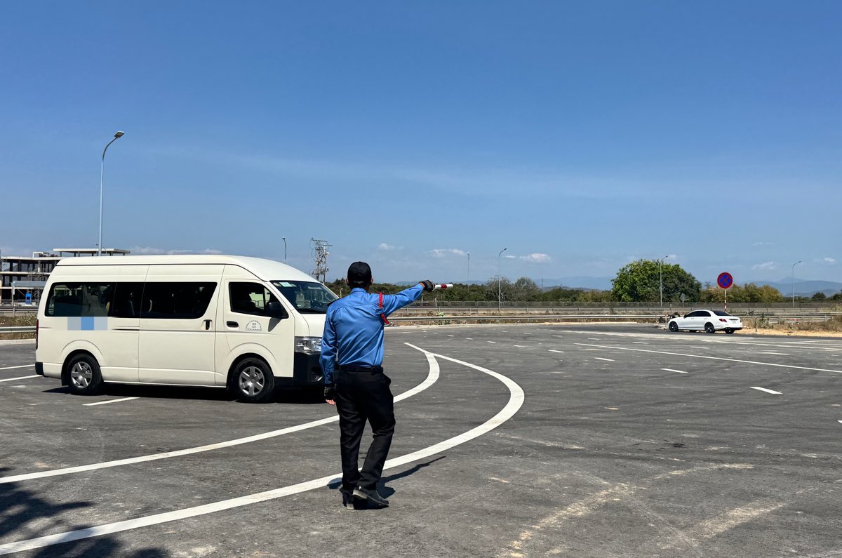 Bao ve huong dan cho xe vao bai do. Anh: Duy Tuan