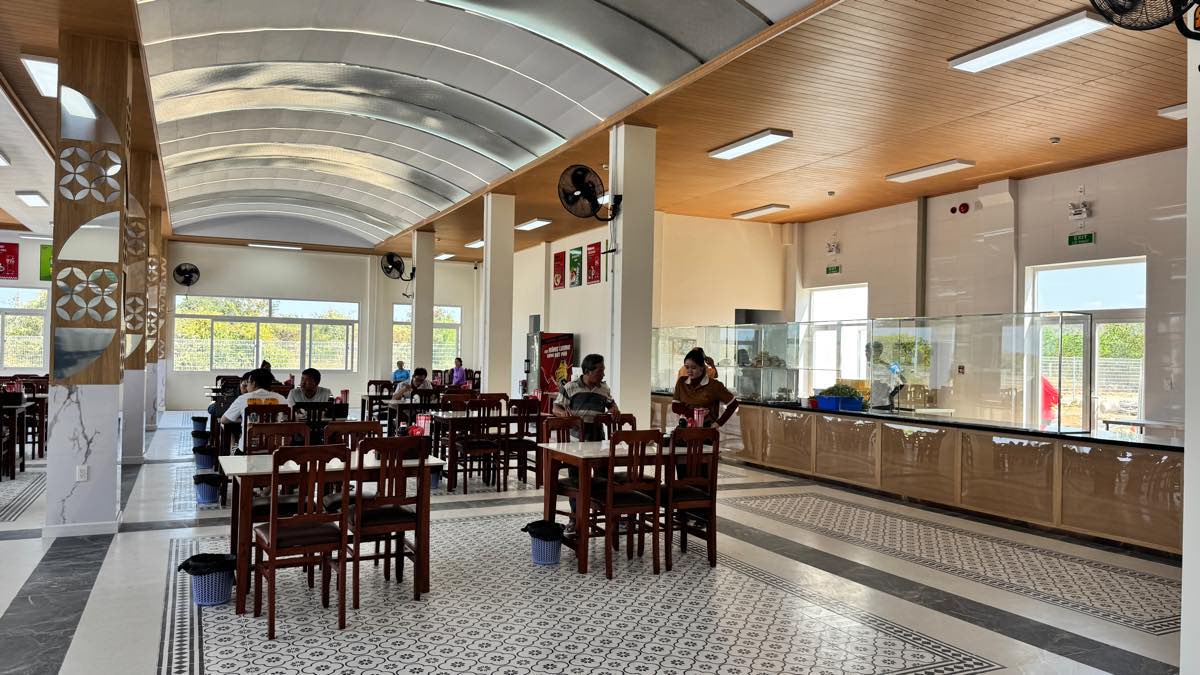 Khu vuc phuc vu an uong. Anh: Duy Tuan