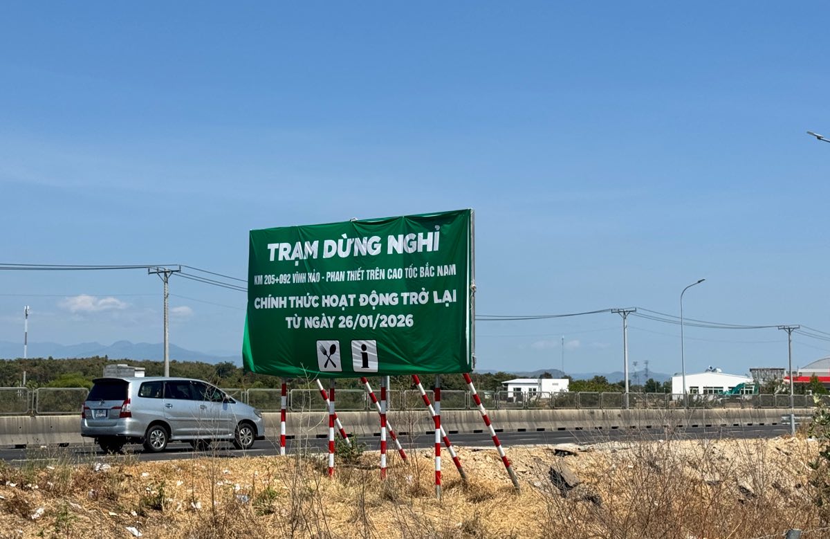 Bang thong bao truoc duong dan tu cao toc Vinh Hao - Phan Thiet vao tram dung nghi. Anh: Duy Tuan