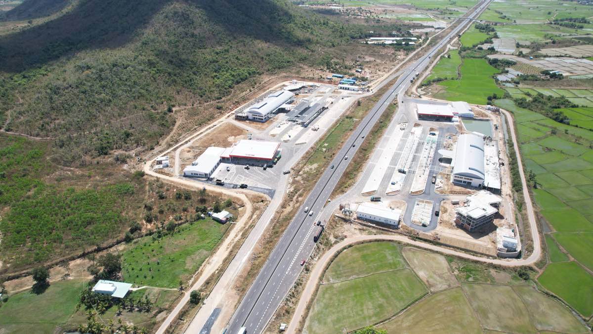 Tram dung nghi ben phai va ben trai tuyen tai km205. Anh: Duy Tuan