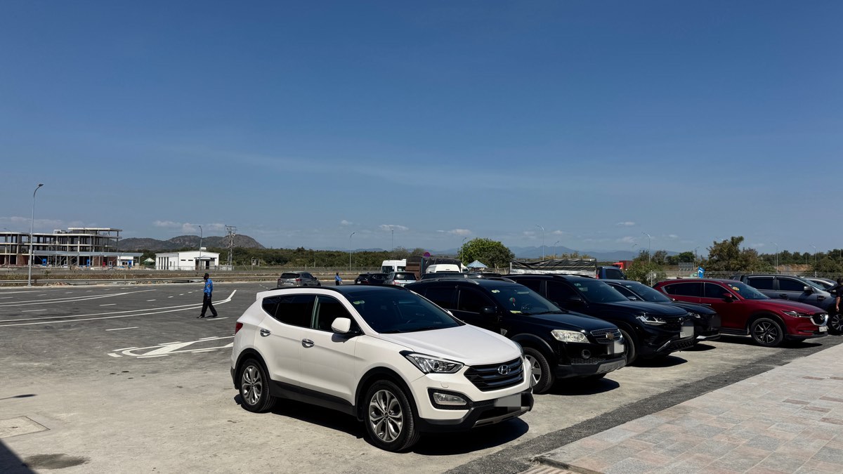 Xe o to vao tram dung nghi. Anh: Duy Tuan