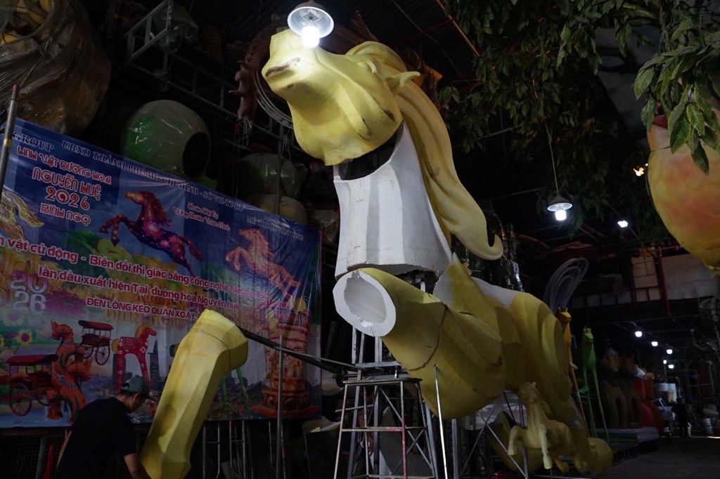 Linh vat Ngua – diem nhan trung tam cua Duong hoa Nguyen Hue Tet Binh Ngo 2026 dang duoc hoan thien tai xuong. Anh: Thai Bao