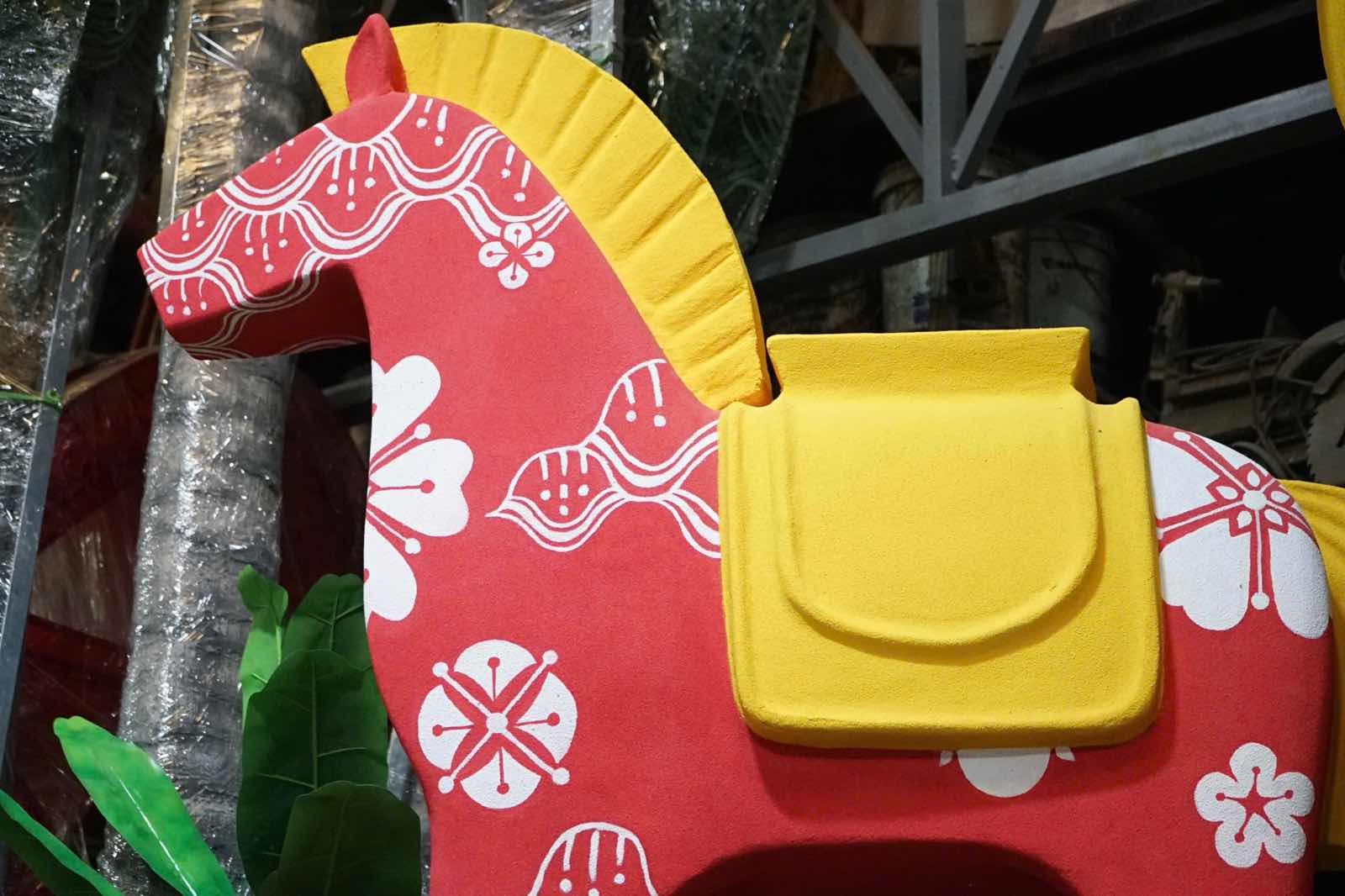 Ngoai linh vat lon nhat noi tren, mot so tao hinh linh vat ngua khac cung dang duoc gap rut hoan thien tai xuong. Anh: Thai Bao