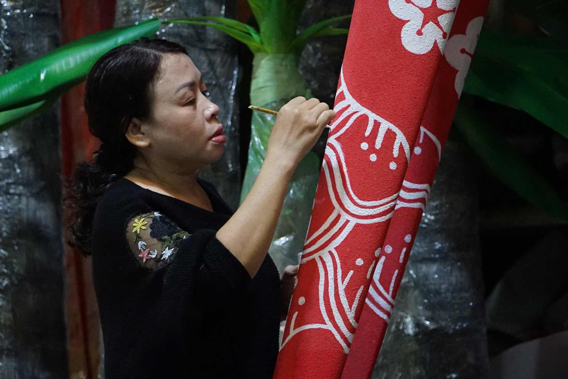 Chi Huyen dang ti man ve tung duong net hoa van tren than linh vat ngua. Anh: Thai Bao