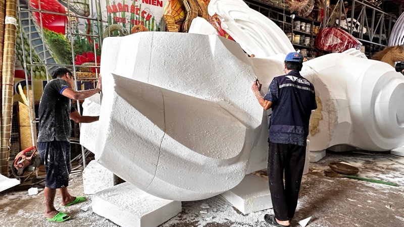 Khong khi lam viec hoi ha tai xuong My thuat Van Tong nhung ngay can Tet. Anh: Thai Bao