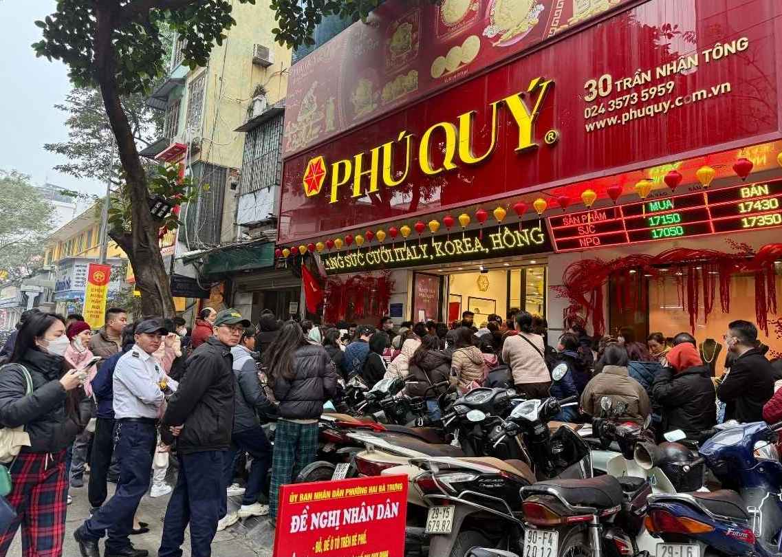 Tai mot so cua hang kinh doanh bac o Ha Noi, nguoi dan tap nap cho giao dich. Anh: Phuong Anh 