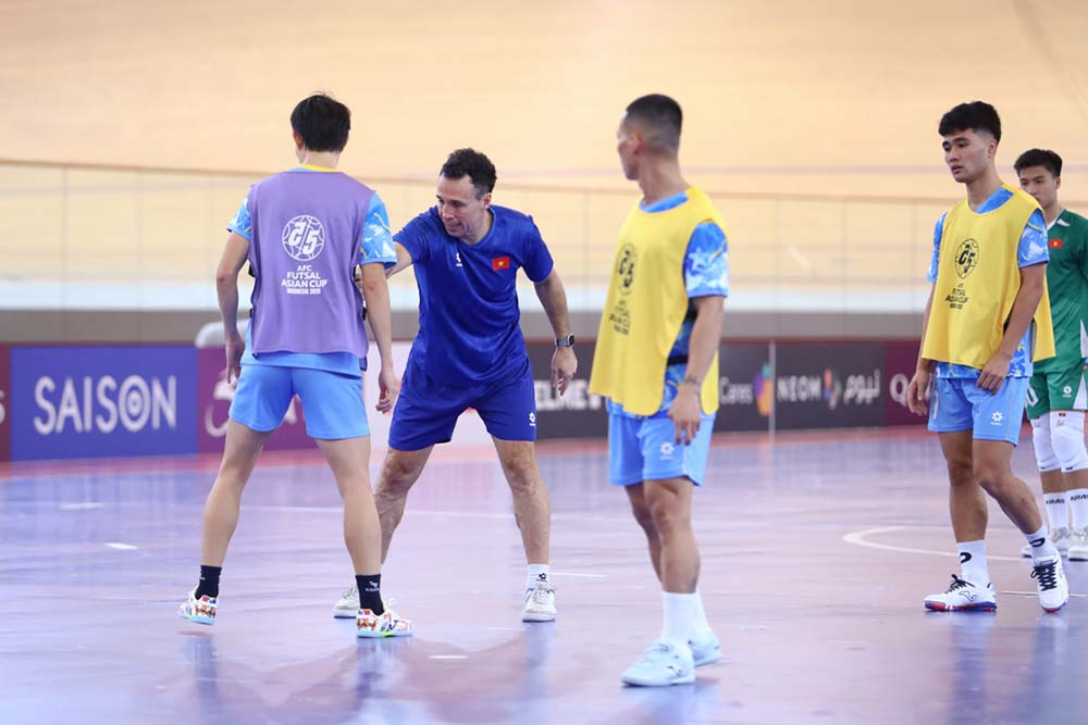 Huan luyen vien Diego Giustozzi dat niem tin vao cac cau thu. Anh: VFF