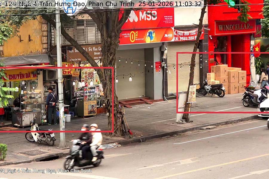 Luc luong cong an cac xa, phuong nhan thong tin tu Trung tam Thong tin chi huy - Cong an TP Ha Noi va tien hanh xac minh, xu ly vi pham. Anh: Cong an Ha Noi