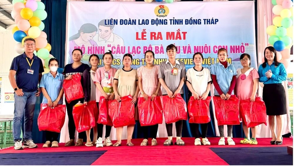 Lien doan Lao dong tinh va lanh dao cong ty TNHH Freeview Industrial Viet Nam trao tang qua cho nu doan vien mang thai va nuoi con nho 