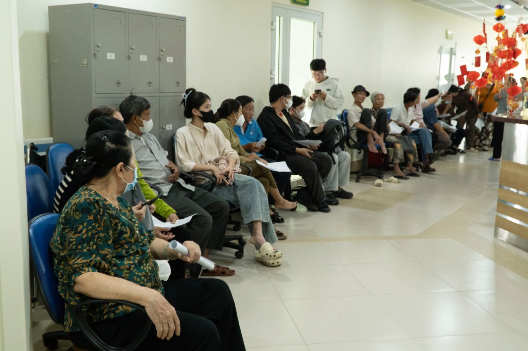 Nguoi dan xep hang de tham kham benh. Anh: Ta Quang