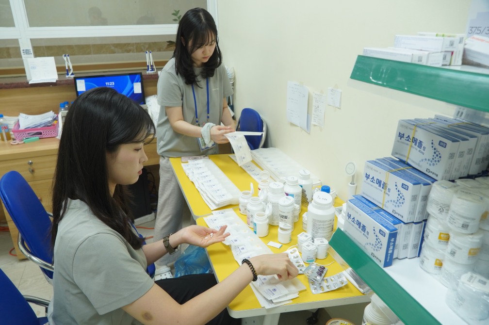 Phat thuoc cho nguoi dan. Anh: Ta Quang