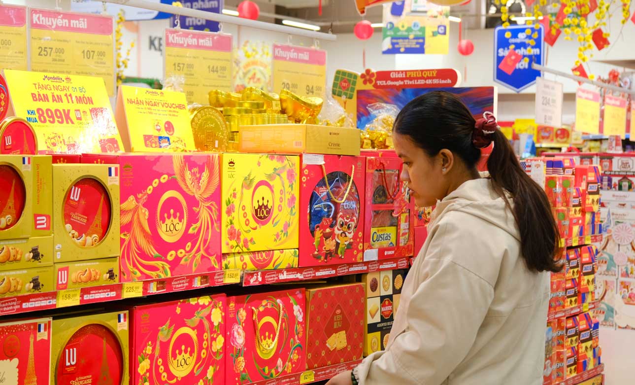 Consumers refer to prices before shopping for Tet goods