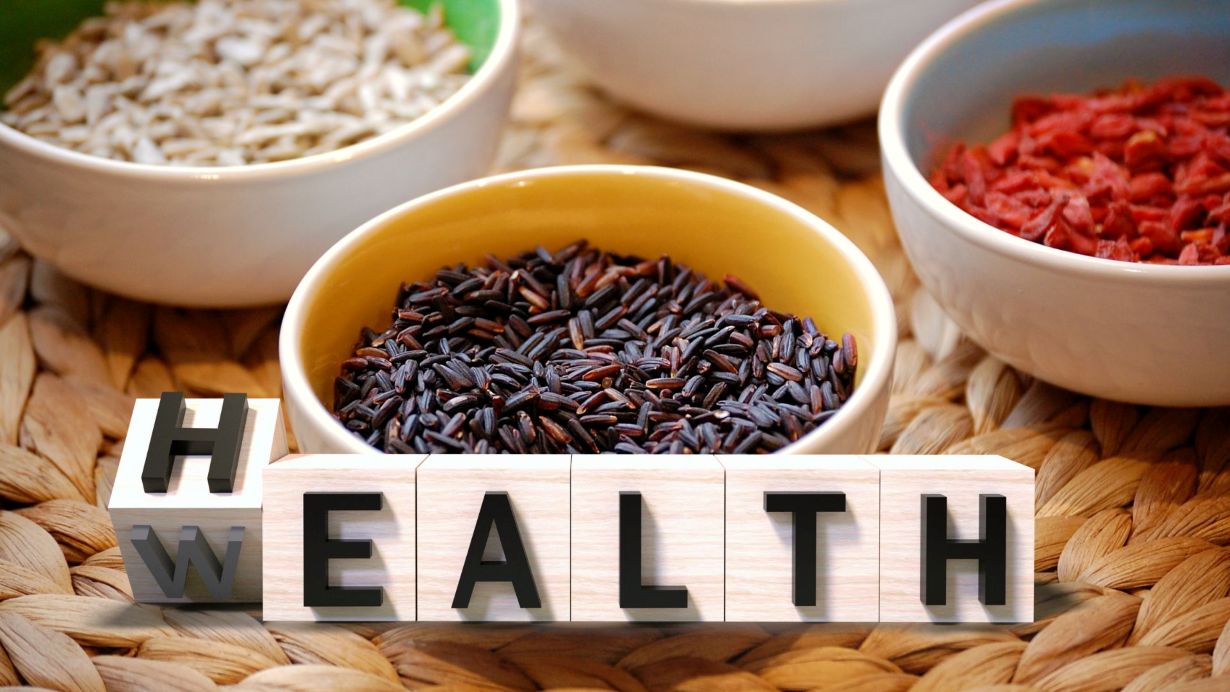 Adding brown rice to the diet brings health benefits. Graphics: Thanh Thanh