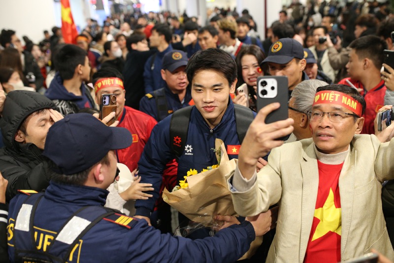 Dinh Bac duoc san don tai san bay sau khi ve nuoc. Anh: Thang Nguyen