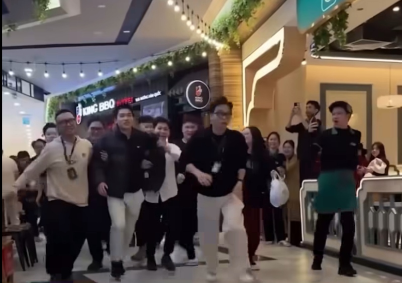 Nguoi ham mo chay theo Dinh Bac de chup anh, xin chu ky. Anh: Cat tu video