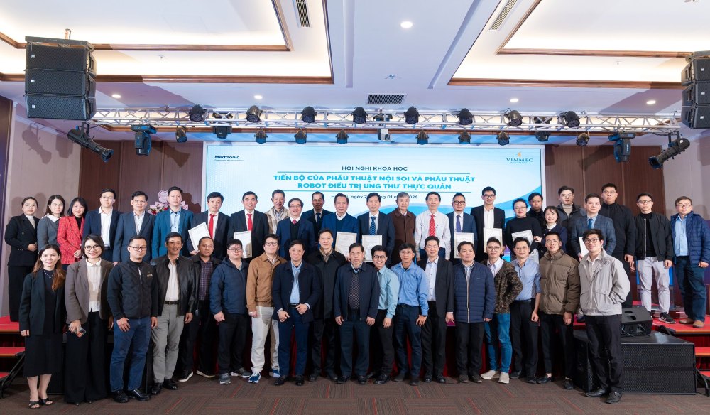 Cac chuyên gia ngoai khoa hang dầu Viêt Nam quy tu tai Hôi nghi.