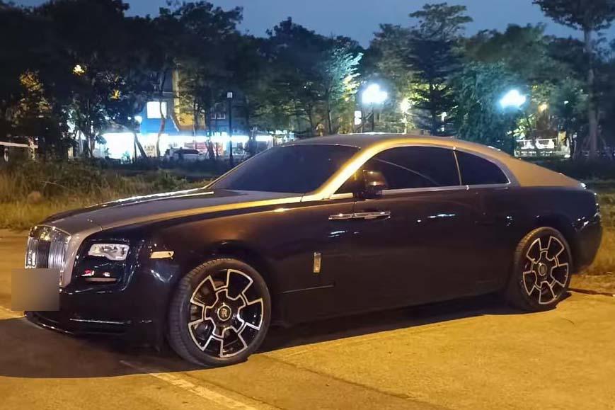 Rolls-Royce Wraith in Black Badge style with prominent 22-inch carbon rims appears on the streets of Hanoi. Photo: Quang Phuoc