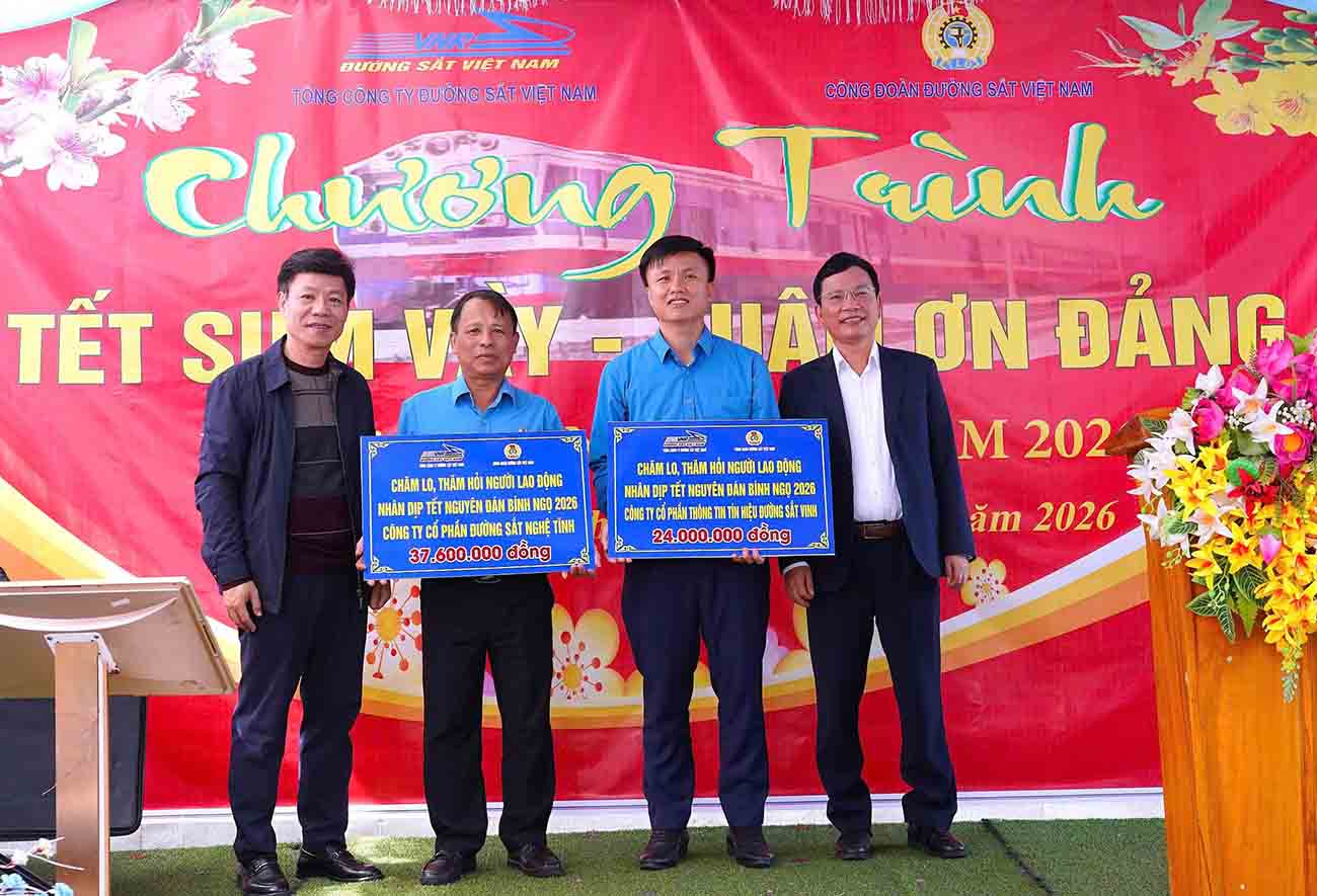 Representatives of the Party Committee of the Corporation and the Vietnam Railways Trade Union present gifts to workers. Photo: Hoang Anh.