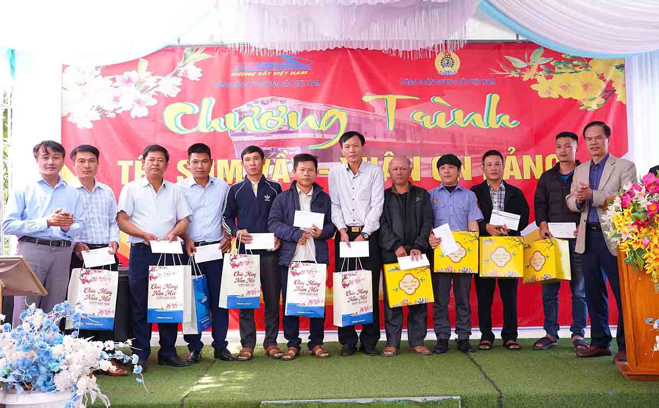 Lanh dao cac don vi duong sat khu vuc Vinh trao qua Tet cho nguoi lao dong. Anh: Hoang Anh.