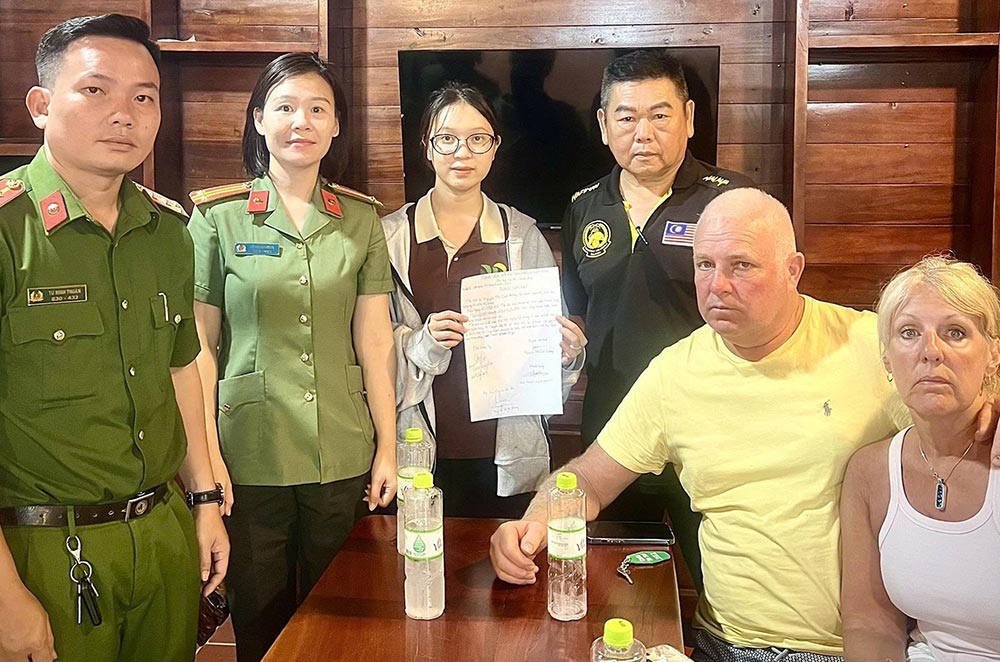 Police officers support two guests who encountered an incident in Phu Quoc. Photo: Phu Quoc Special Zone Police