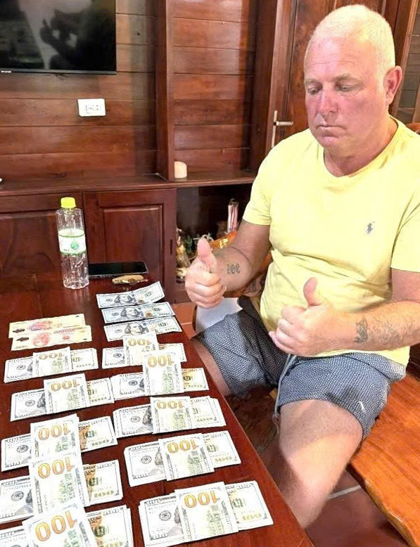 Vi khach du lich nguoi Anh nhan du so tien bi tinh nham. Anh: Cong an Dac khu Phu Quoc