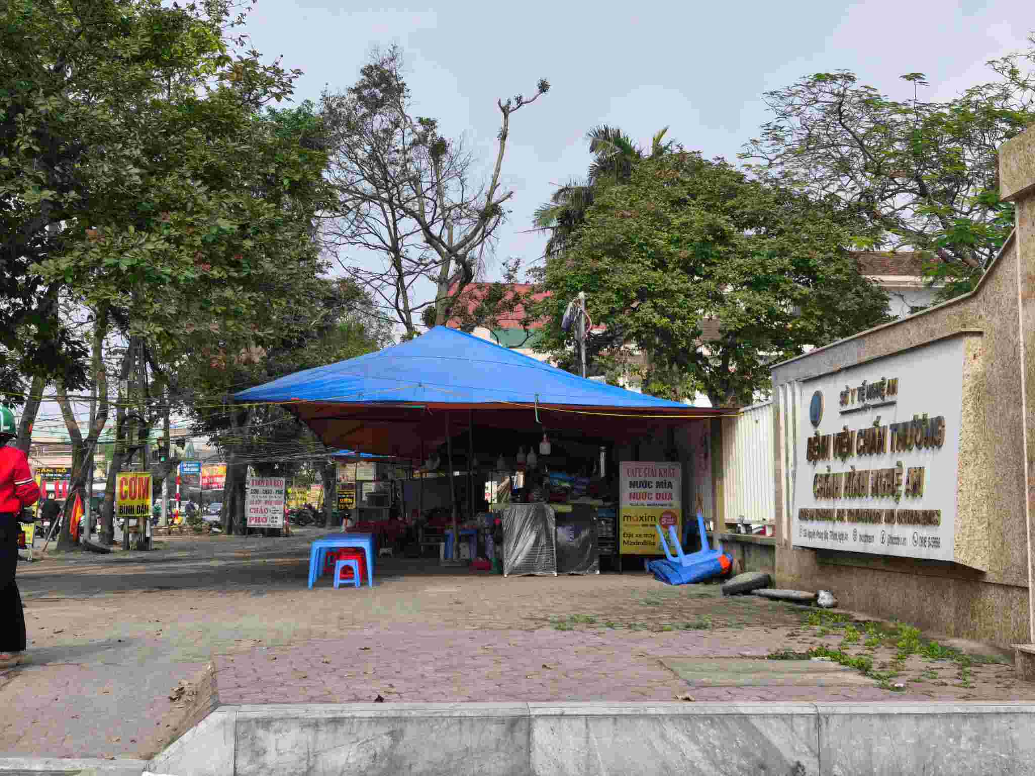 Hàng rong lấn chiếm vỉa hè trước Bệnh viện Chấn thương Chỉnh hình Nghệ An. Ảnh: Quang Đại