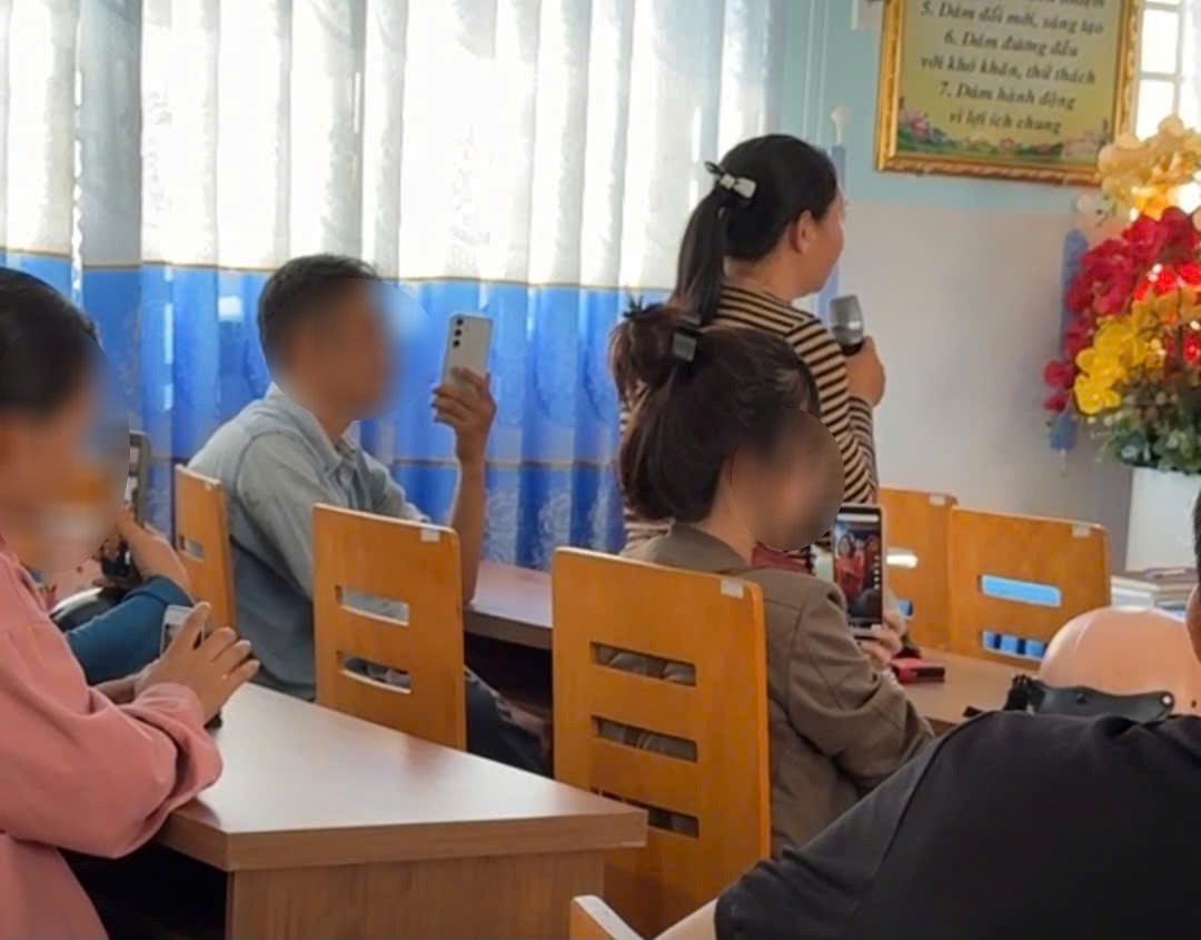 Phu huynh len truong de nghi lam ro vu viec. Anh: Ban doc cung cap