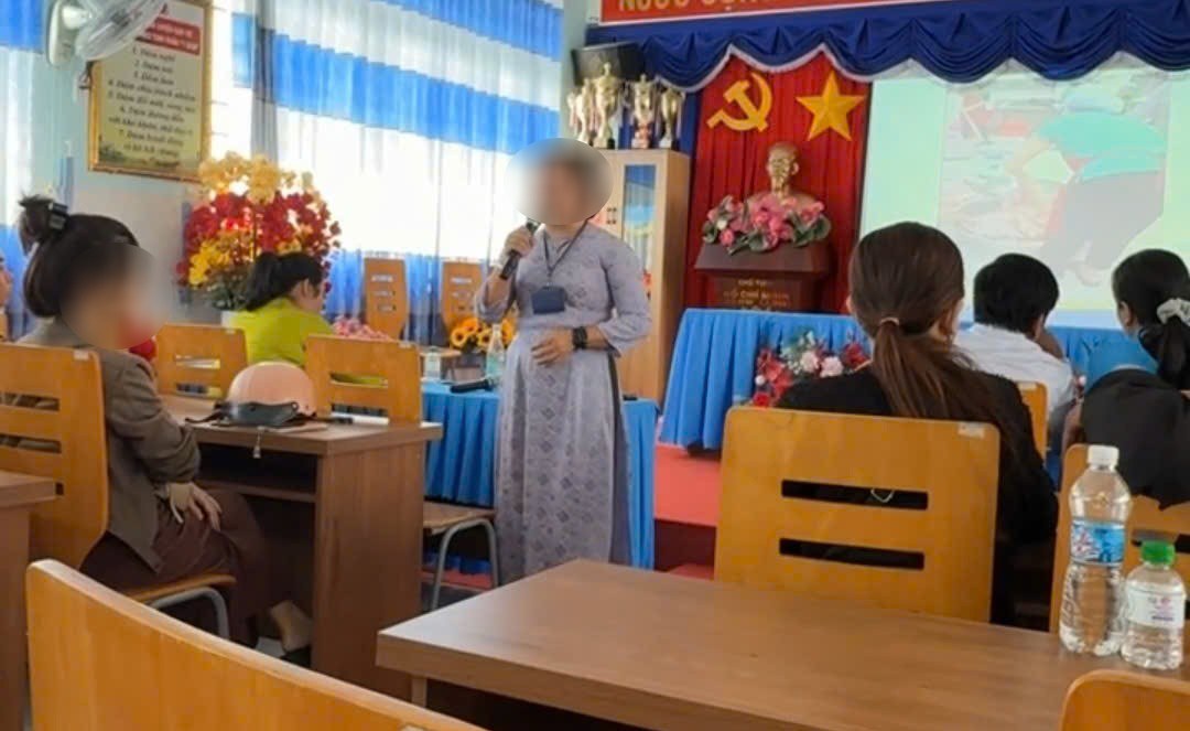 Dai dien nha truong giai thich vu viec. Anh: Ban doc cung cap