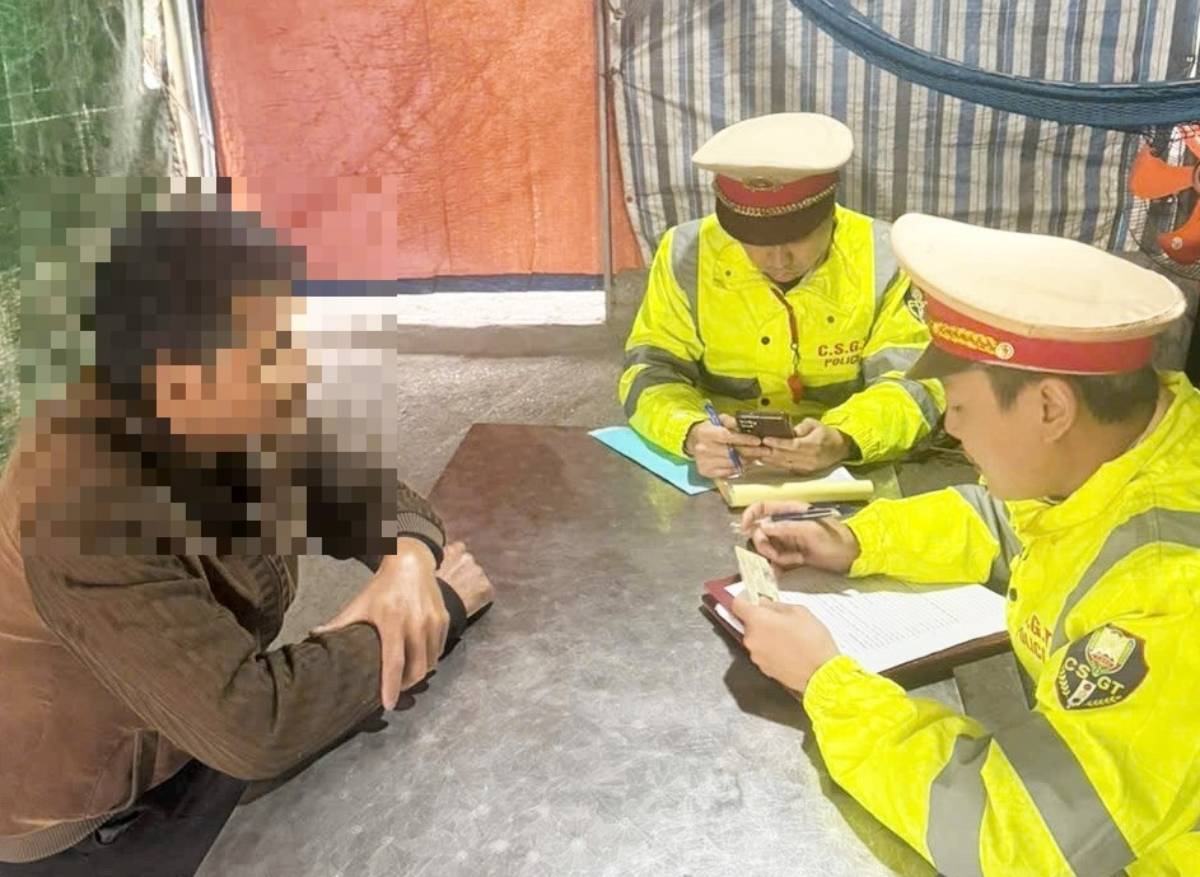 Road Traffic Police Team No. 3, Traffic Police Department working with drivers driving cars going against traffic on National Highway 38. Photo: Ninh Binh Provincial Police