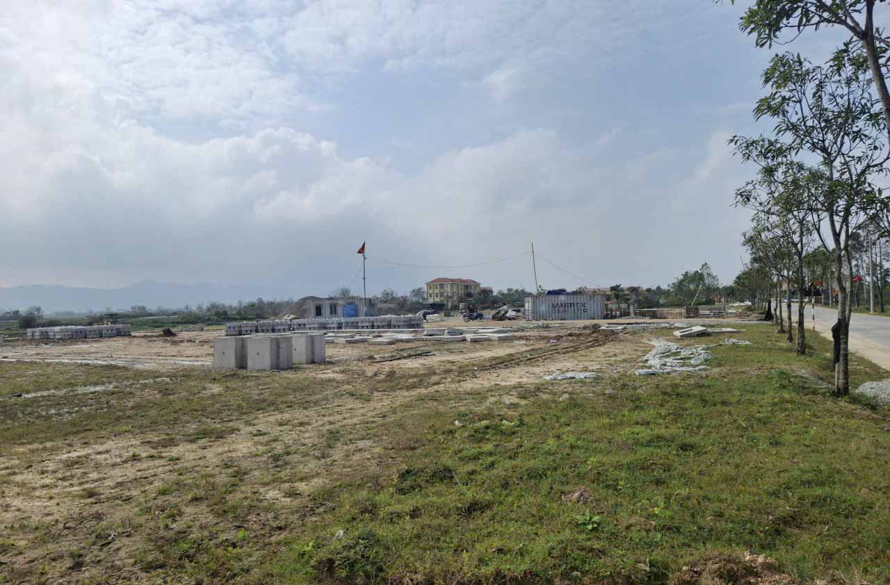 The resettlement area of the high-speed railway project in Lien Vinh residential group, Ha Huy Tap ward is being accelerated in construction progress. Photo: Tran Tuan