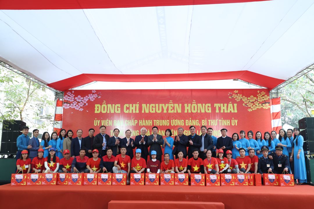 Leaders of the Provincial Party Committee and the Bac Ninh Provincial Labor Federation present Tet gifts to workers. Photo: Quyet Chien