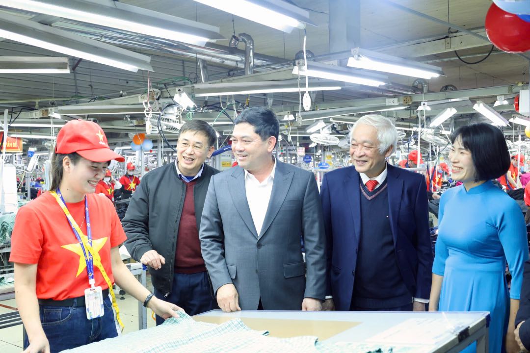  Lanh dao Tinh uy, Lien doan Lao dong tinh Bac Ninh tham hoi, dong vien doan vien, nguoi lao dong. Anh: Quyet Chien 