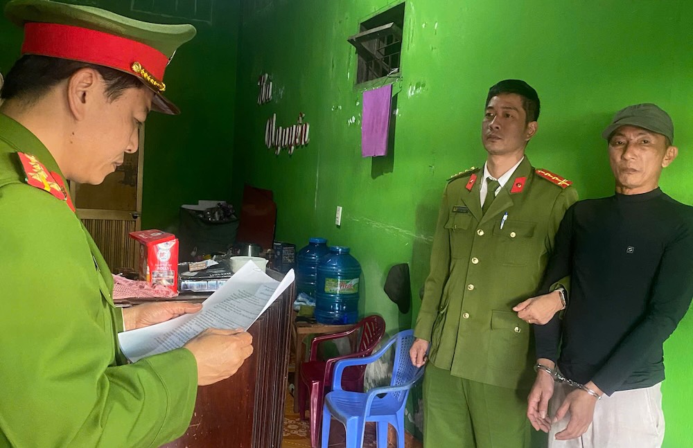 Caught red-handed a subject storing drugs in Quang Tri. Photo: Dong Hoi Ward Police