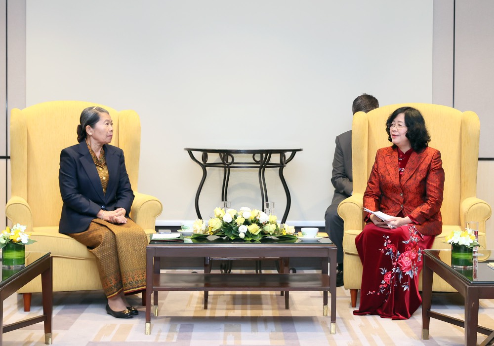 Uy vien Bo Chinh tri, Bi thu Trung uong Dang, Chu tich Uy ban Trung uong Mat tran To quoc Viet Nam Bui Thi Minh Hoai da than mat tiep dong chi Samdech Men Sam An, Pho Chu tich Dang Nhan dan Campuchia, Chu tich Hoi dong quoc gia Mat tran Doan ket va Phat trien To quoc Campuchia (ben trai anh). Anh: TTXVN