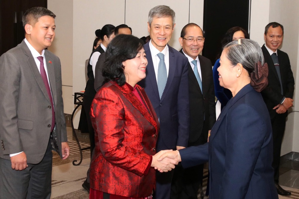 Politburo Member, Secretary of the Party Central Committee, Chairman of the Central Committee of the Vietnam Fatherland Front (VFF) Bui Thi Minh Hoai cordially received Comrade Samdech Men Sam An, Vice Chairman of the Cambodian People's Party, Chairman of the National Council of the Cambodian Fatherland Front for Solidarity and Development (right of photo). Photo: VNA