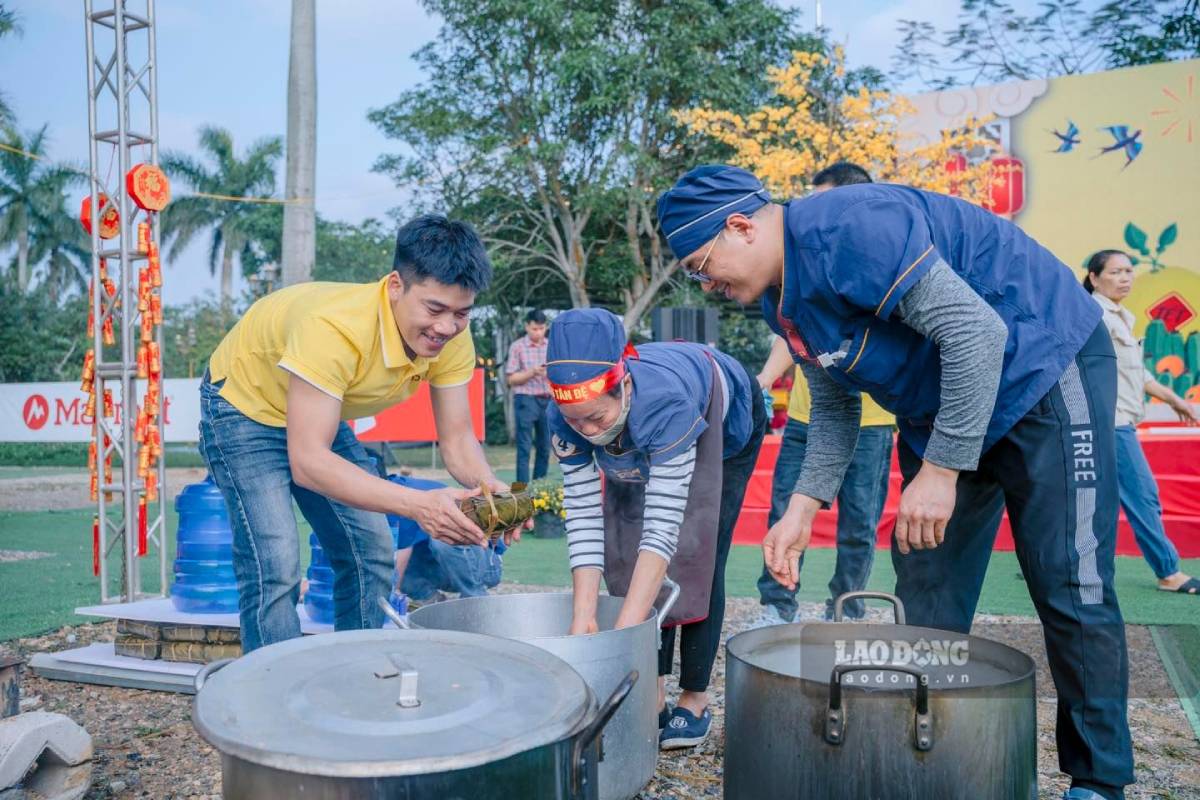 Cong nhan, nguoi lao dong cua Cong ty Tan De quay quan ngoi goi banh chung don Tet som tai nha may. Anh: Cong ty Tan De