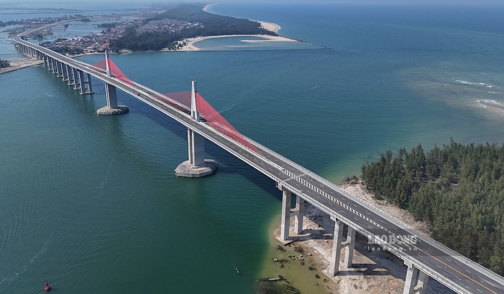 Thuan An estuary overpass project. Photo: Nguyen Luan