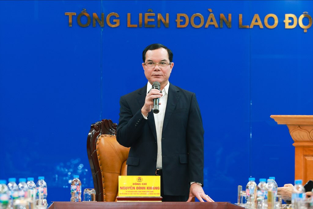 응우옌 딘 캉 베트남 노동총연맹 위원장이 회의에서 발언하고 있습니다. 사진: 하이 응우옌