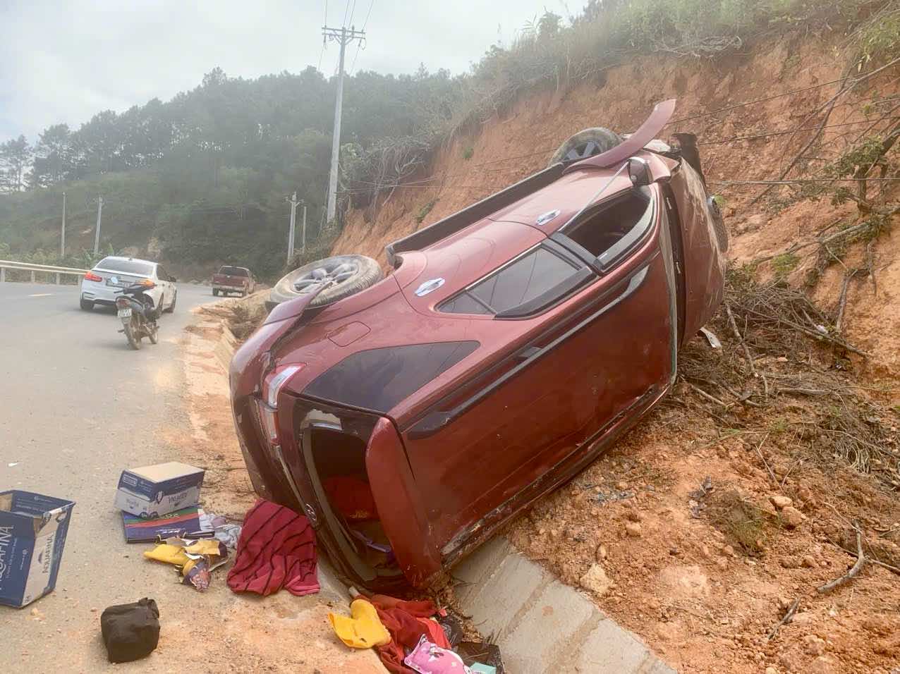 Hien truong xe o to lat nghieng sau khi lao vao vach nui tren deo Dai Ninh. Anh: Duy Tuan 